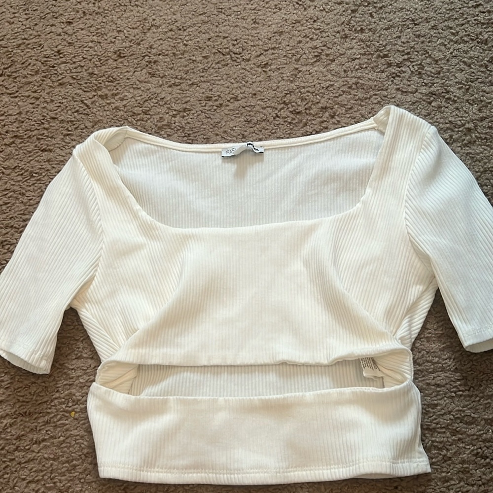 SUPER CUTE FASHION NOVA WHITE CROPPED STOMACH SHIRT